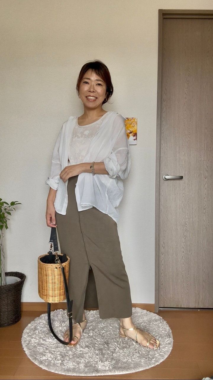 シアーシャツとレーストップスとタイトスカートのコーディネート