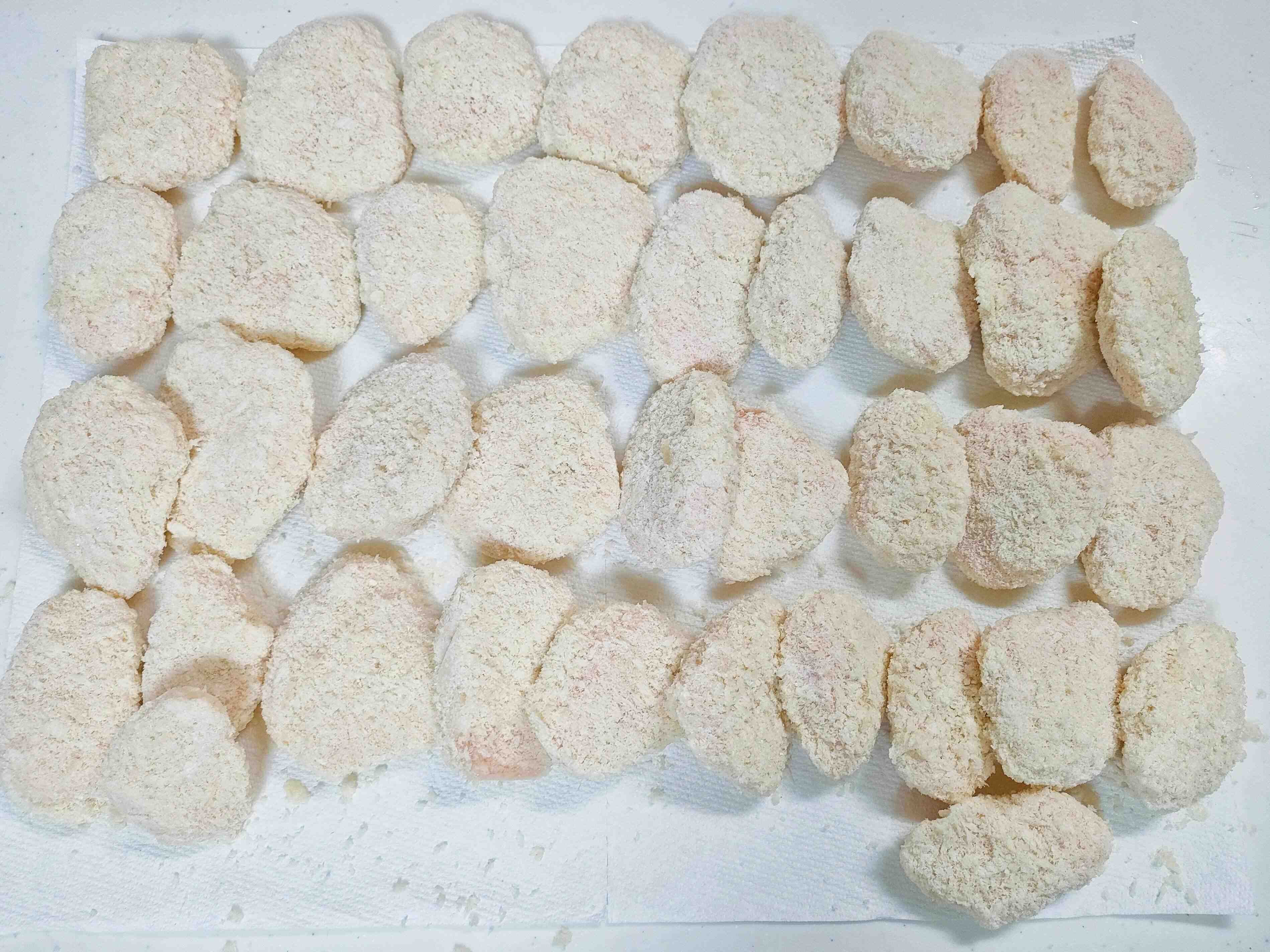 大きさそれぞれのチキンカツがたくさん入っている