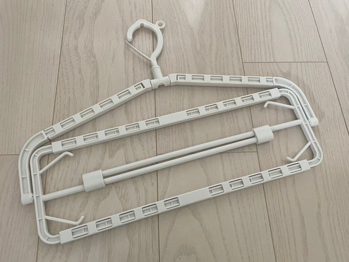 機能性抜群のハンガーはこれ!タオル干しに便利な3COINSの「伸縮ハンガー」