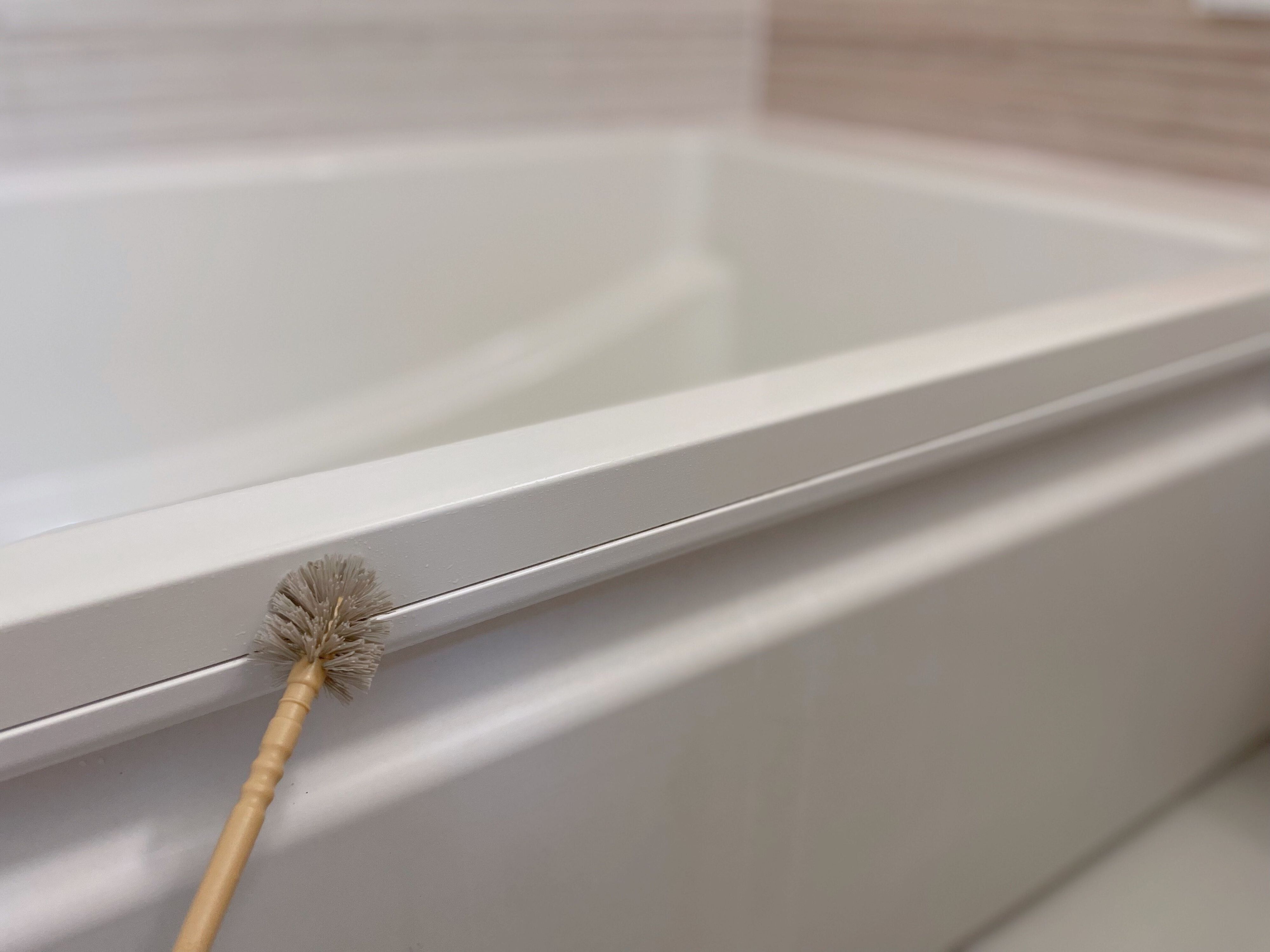 細かい部分汚れにはアズマ工業の「くらしブラシ」が使える！