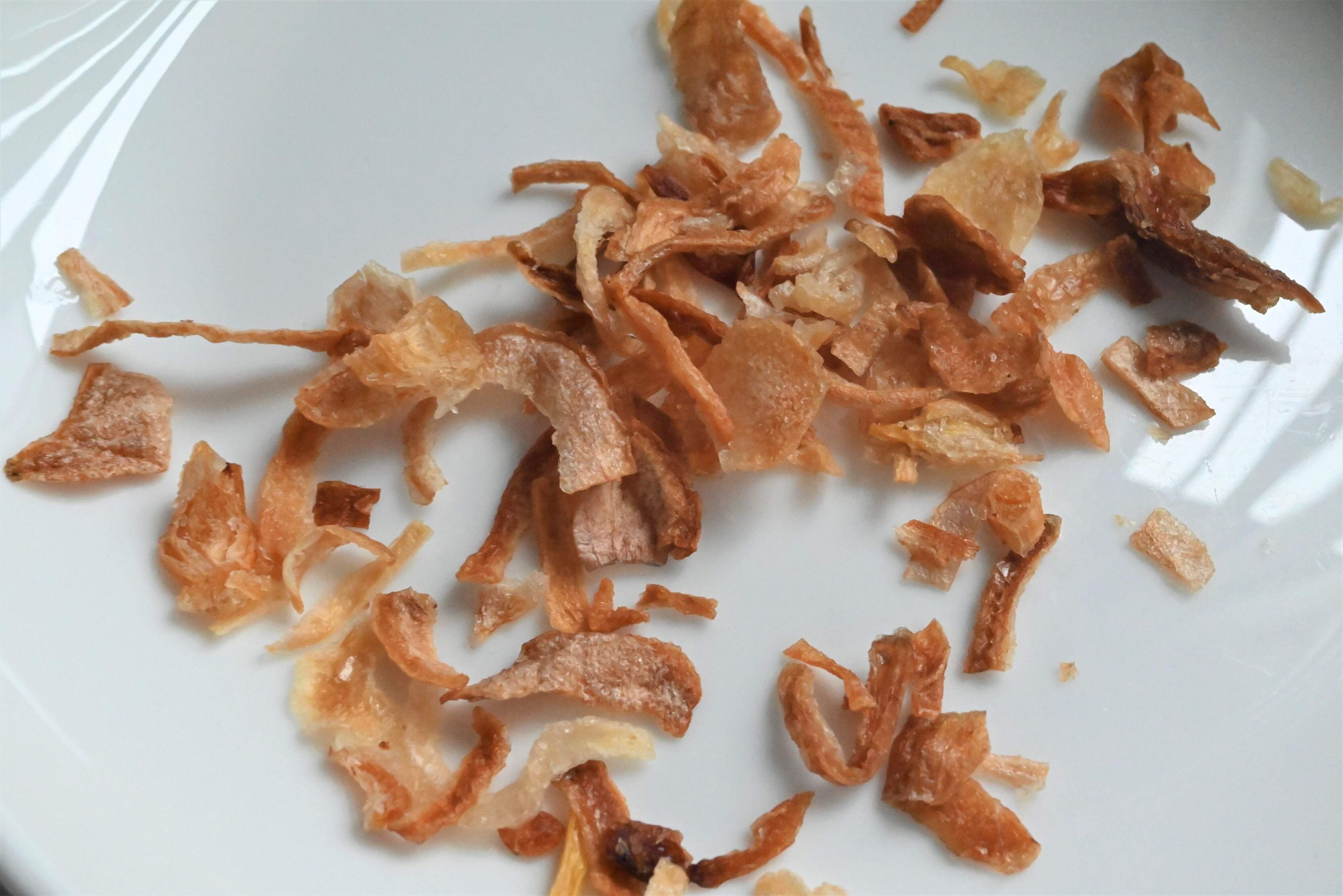 白い皿にのったフライドオニオン