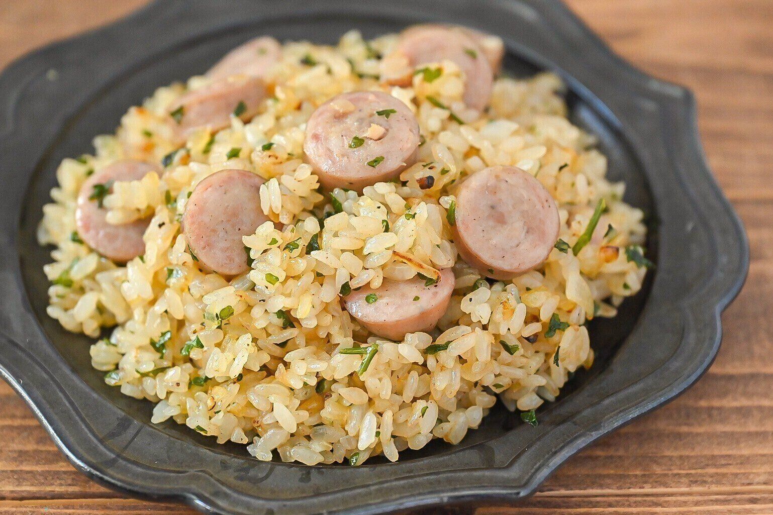 黒い皿に盛られたジョンソンヴィルのレモンバターピラフ