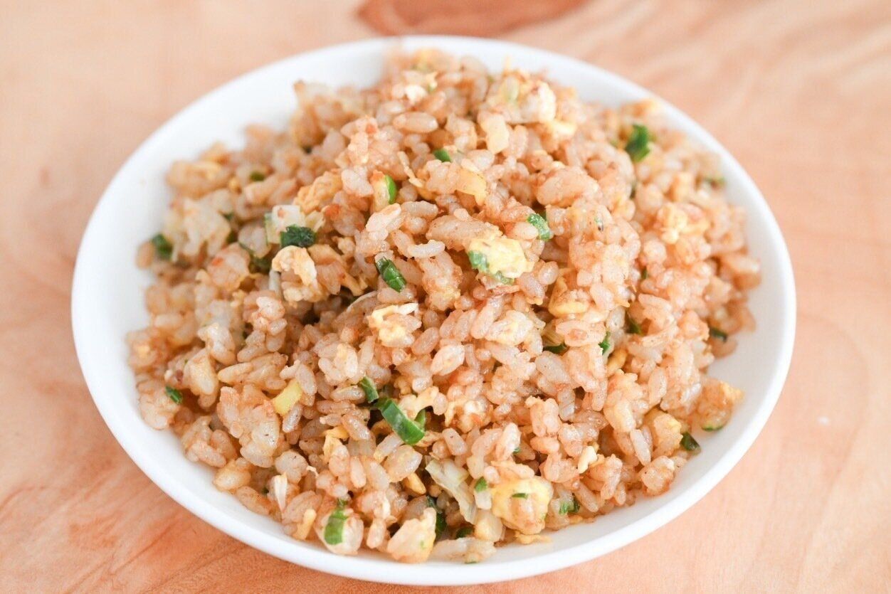 皿に盛られたチャーハン