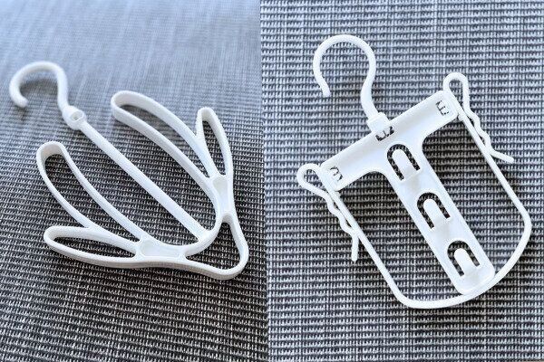 ２つのハンガーが並んだ写真