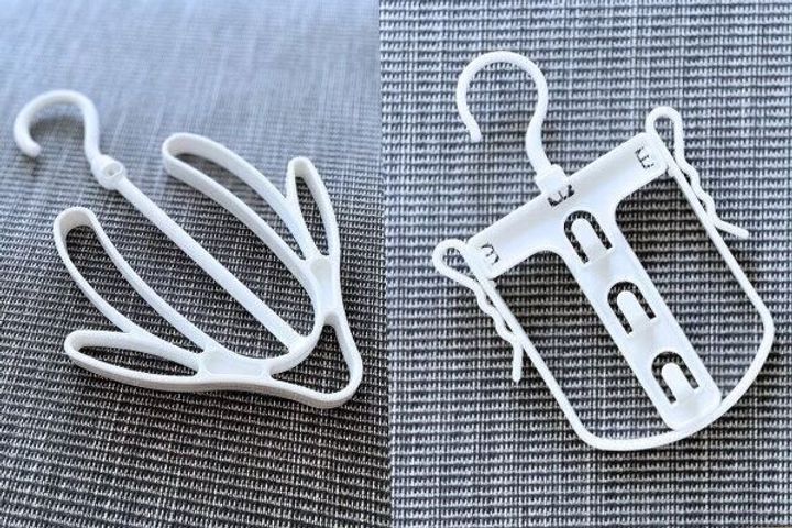 2つのハンガーが並んだ写真