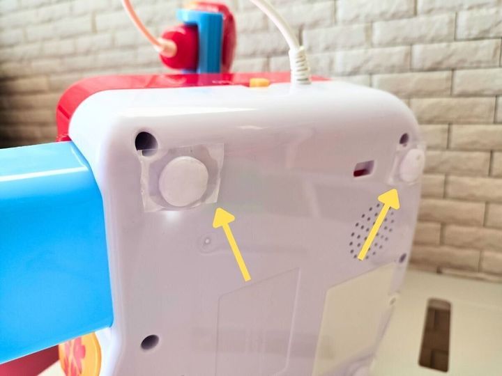レジスターのおもちゃを下から見た画像