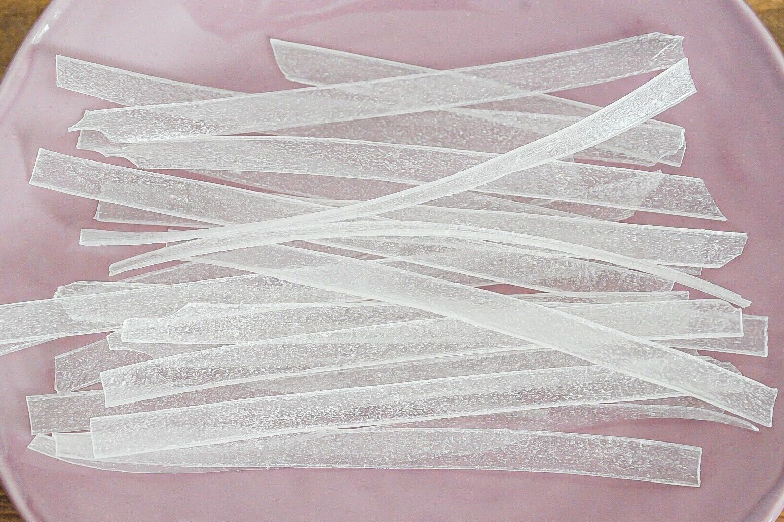 ピンクの皿に入った乾麺のタンミョン