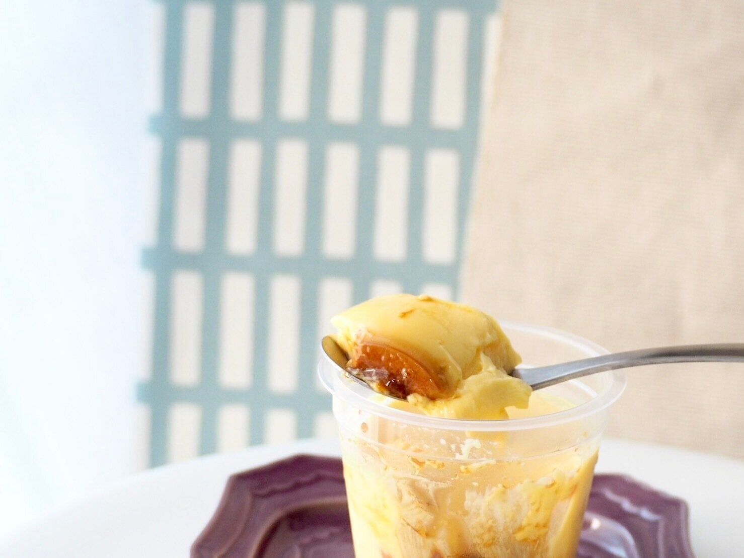 シャトレーゼ「契約農場たまごのプリン」スプーンのせ写真