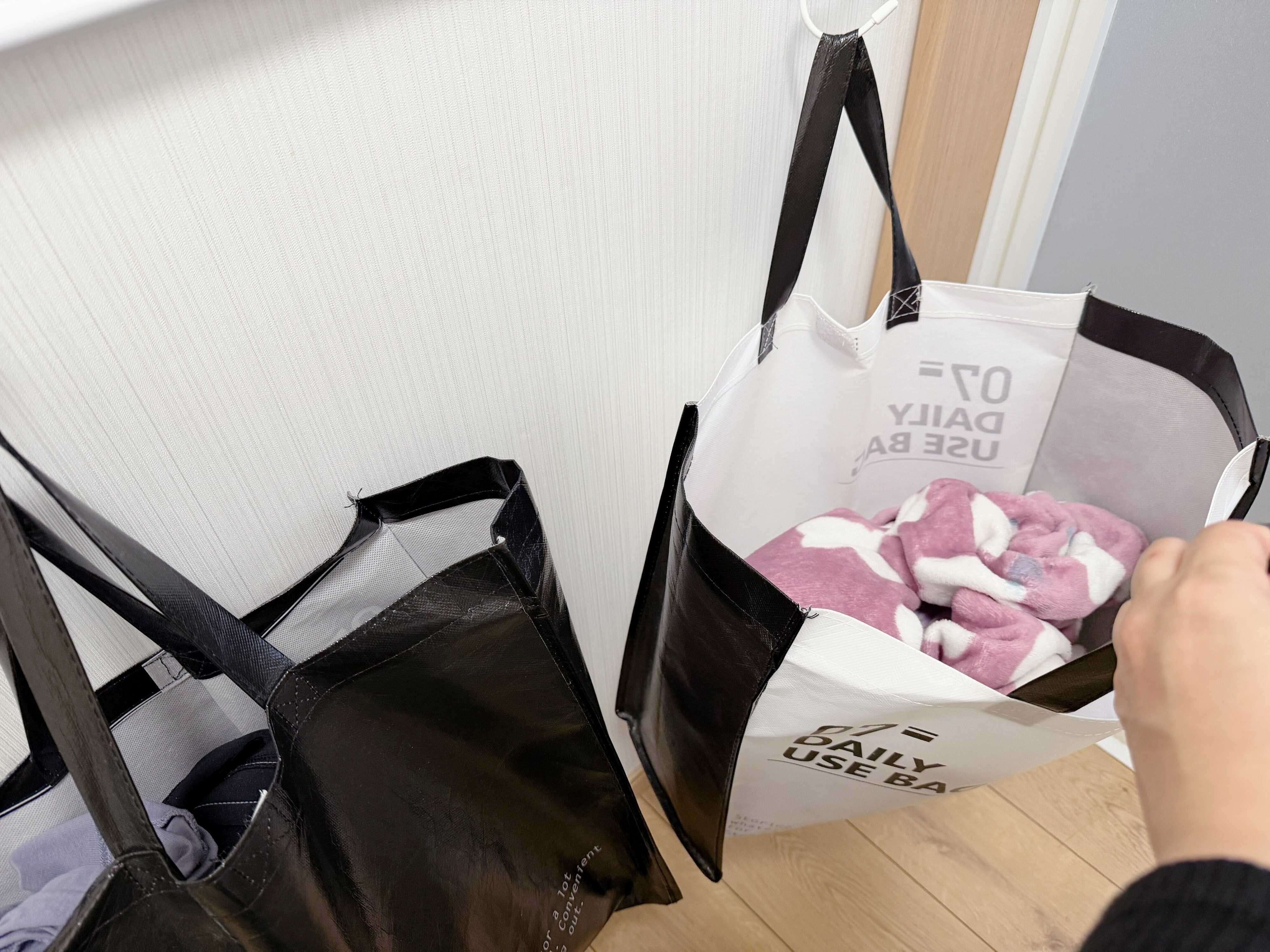 2．子どものパジャマはつっぱり棒に吊り下げる