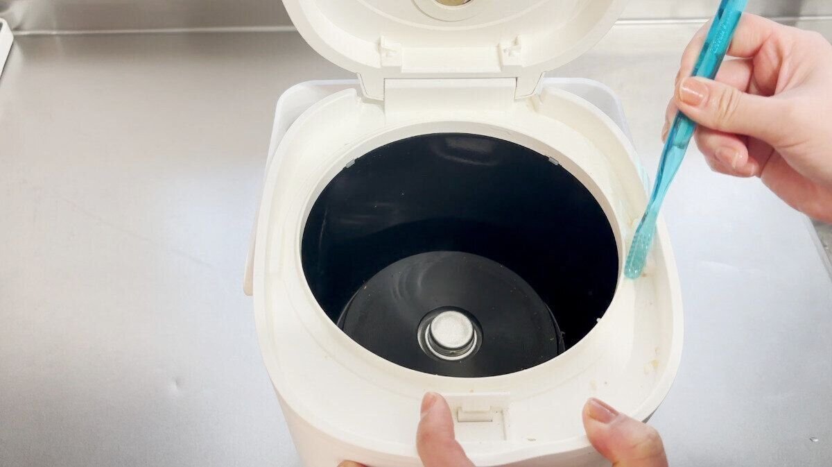 歯ブラシで汚れをかき出す