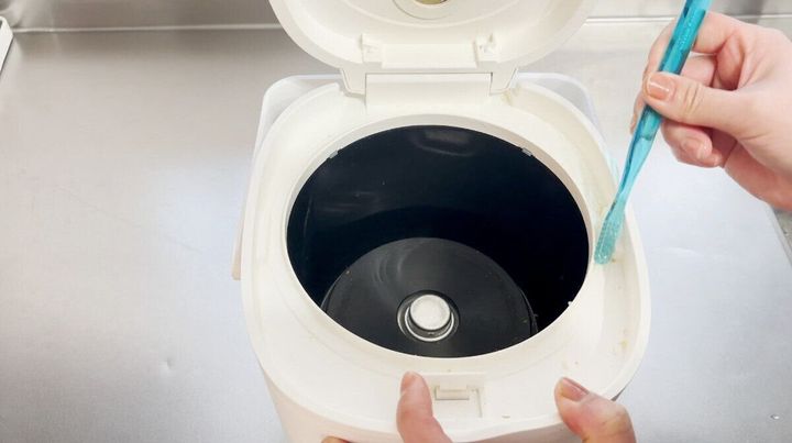 歯ブラシで汚れをかき出す