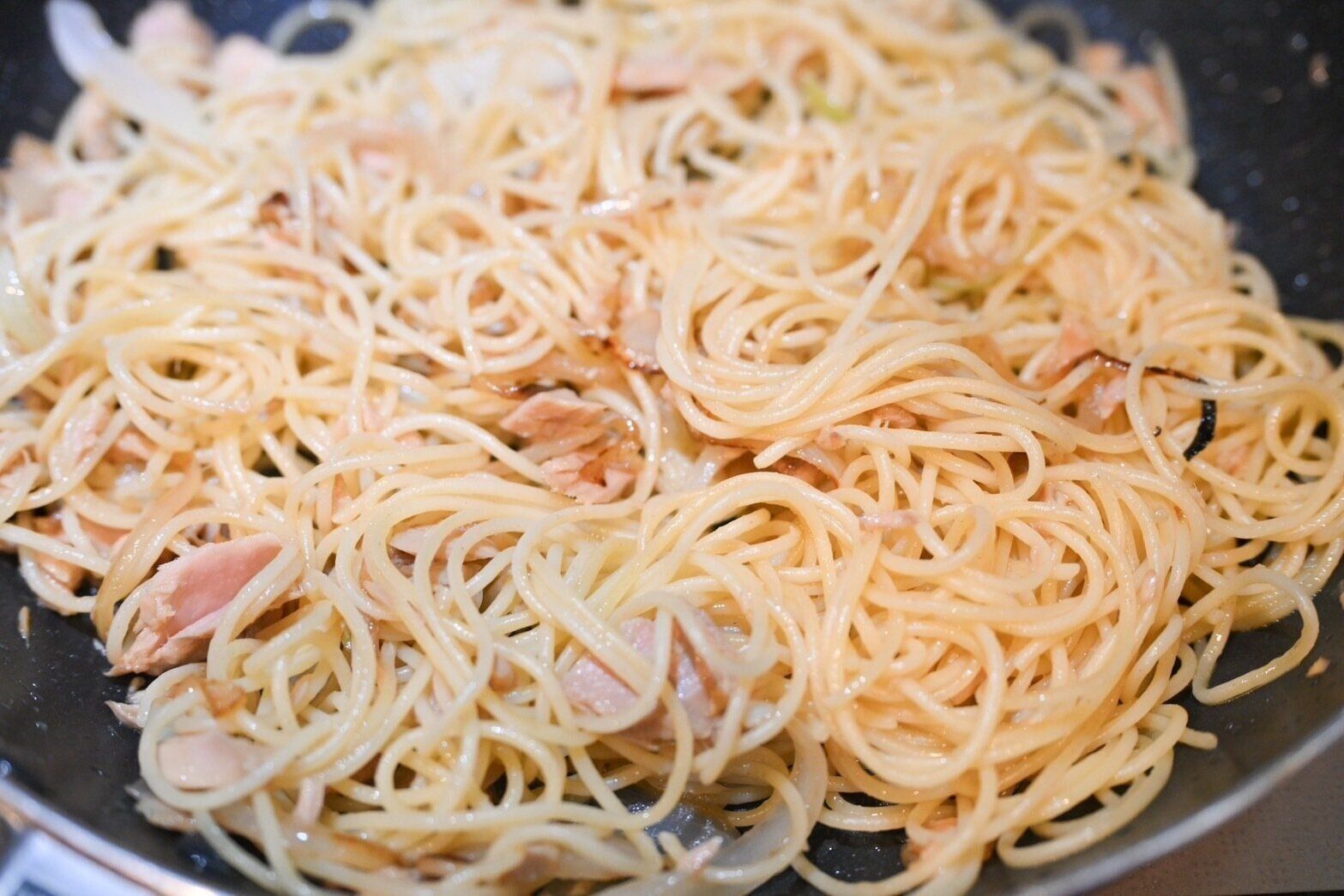 フライパンに入った炒めたパスタ
