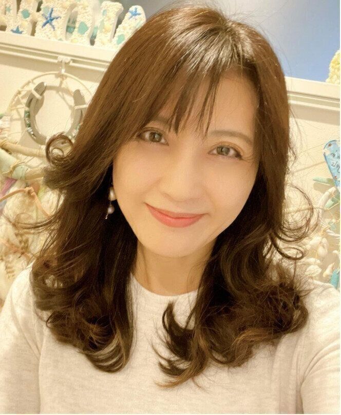 40代に似合うロングヘアスタイル 。細めのコテでゴージャスな雰囲気に！