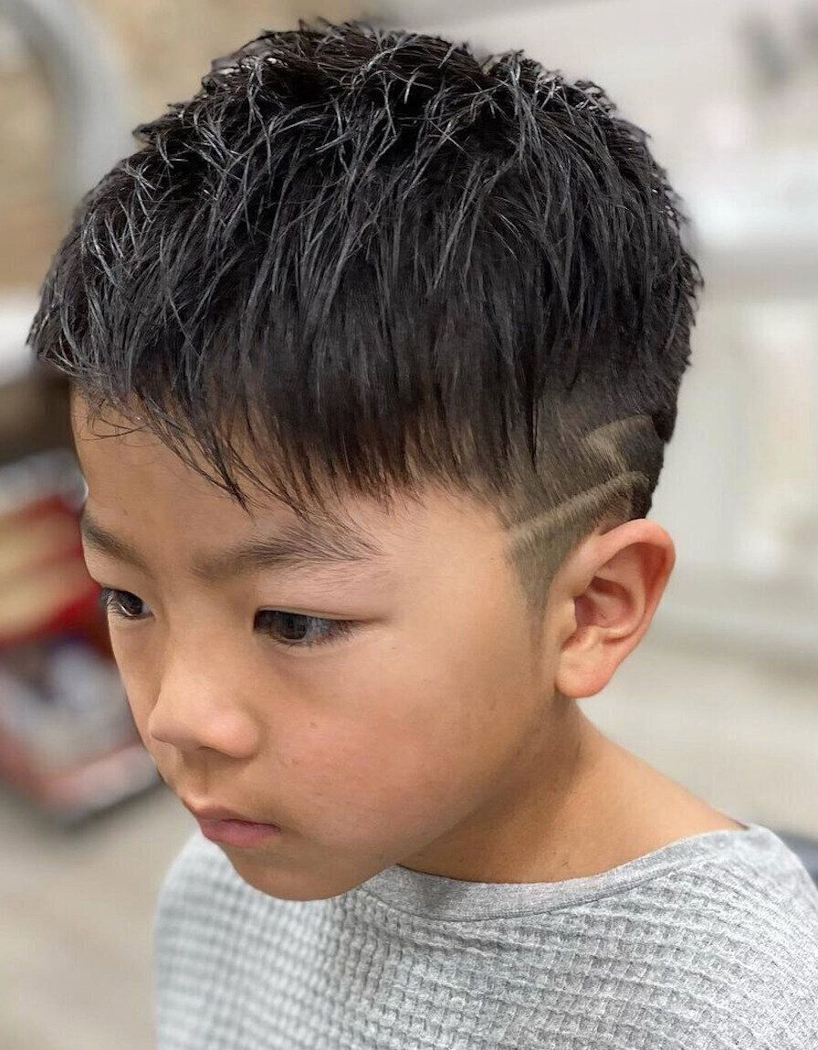 おしゃれ小学生男子の髪型・ヘアカタログ。休み期間中限定！クールなライン入りベリーショート
