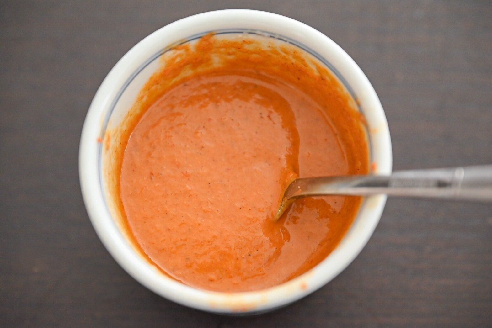 容器に入った溶かしたマッサマンカレーペースト