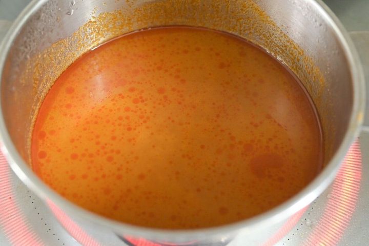 鍋に入った湯で溶かしたトムヤムペースト
