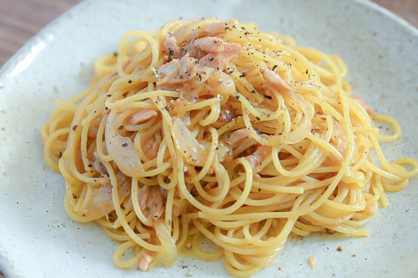 皿に盛られた玉ねぎとツナ缶のパスタ