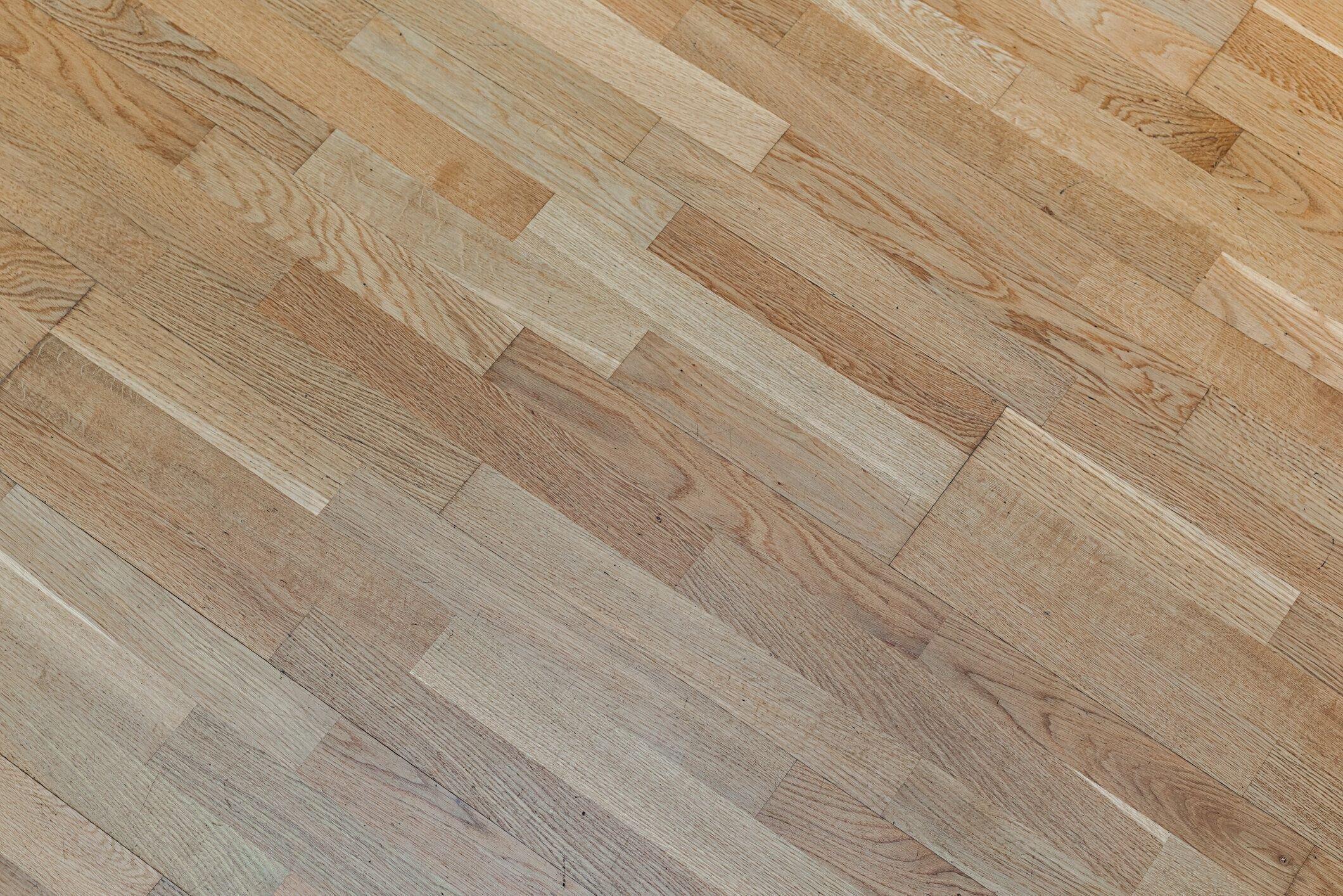 オーク材の頭上のビューから傷ついた木製の床面