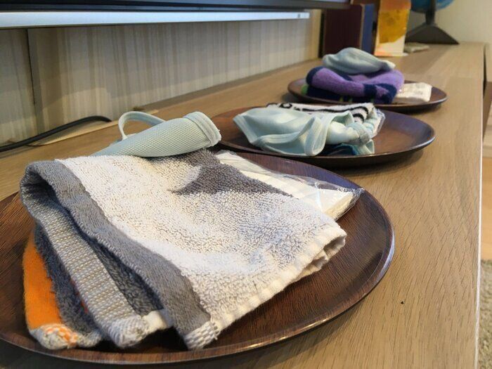 メラミン素材で木目調なので、リビングでも違和感ゼロ