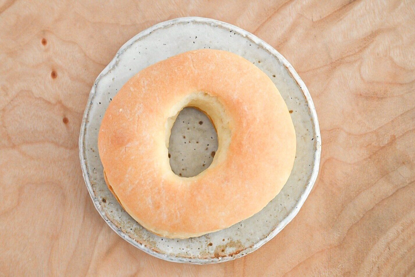 皿にのった1個のホットビスケット