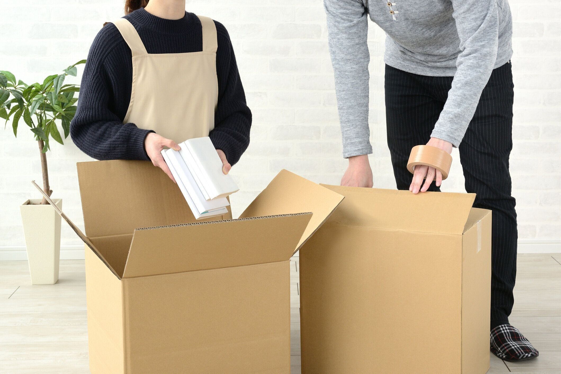 リビングルームに移動する準備をしているカップル