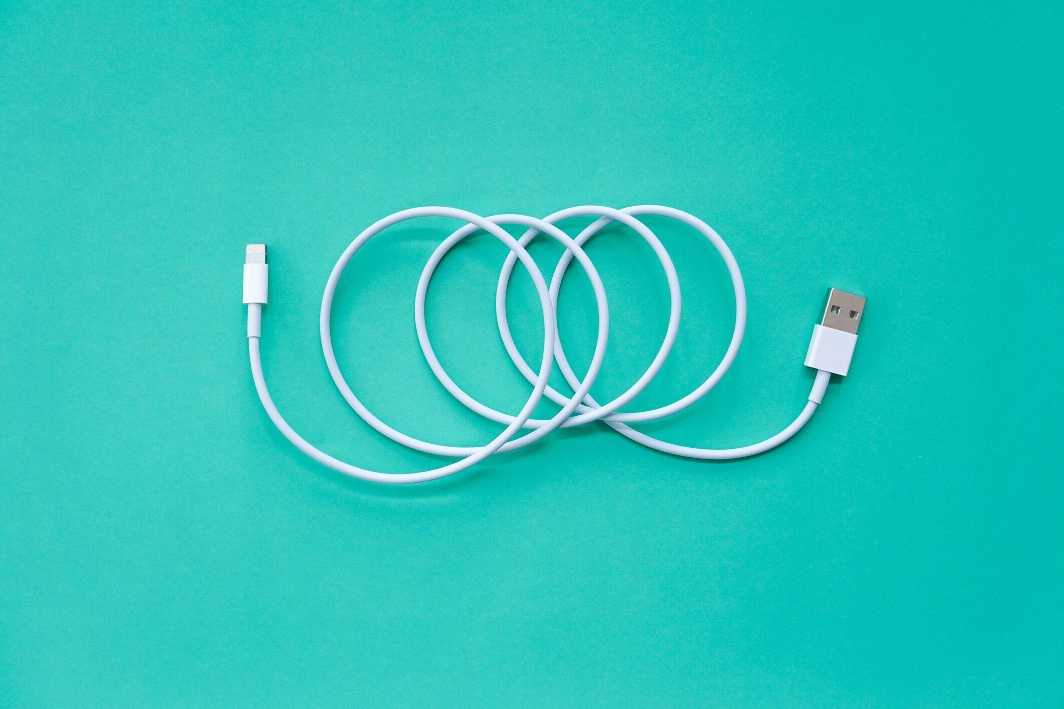 テーブルの上充電スマート フォンのグループ