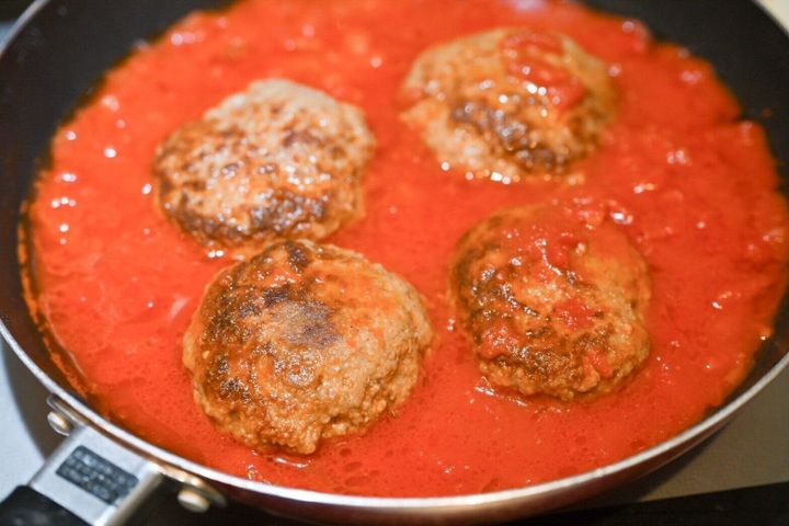 煮込んでいるハンバーグ