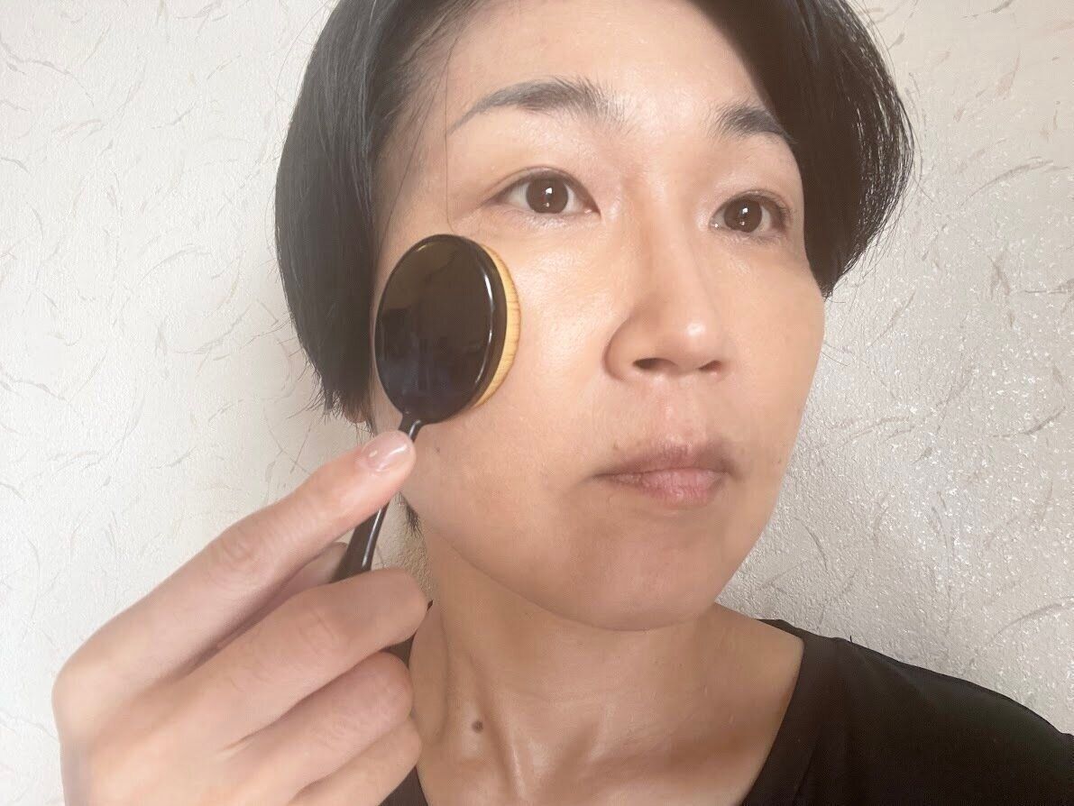 セリアの歯ブラシ型メイクブラシでファンデーションを塗る