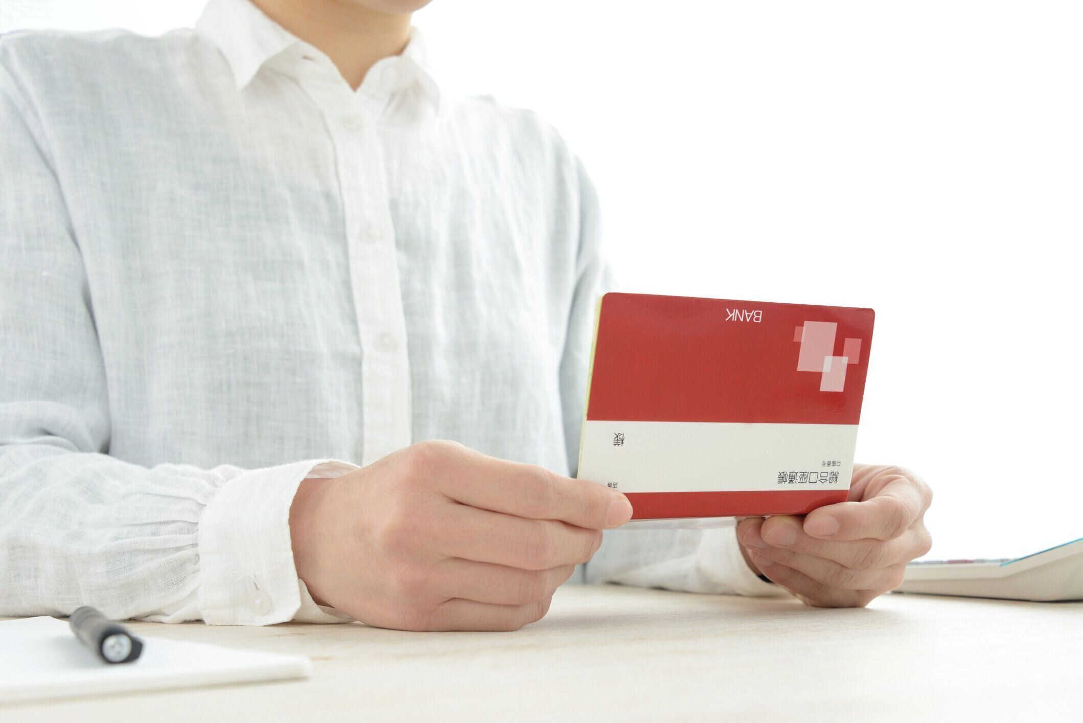 家計簿を持っている女性