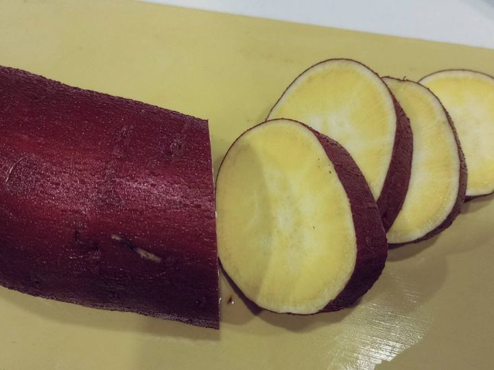 まな板の上でカットされたさつまいも