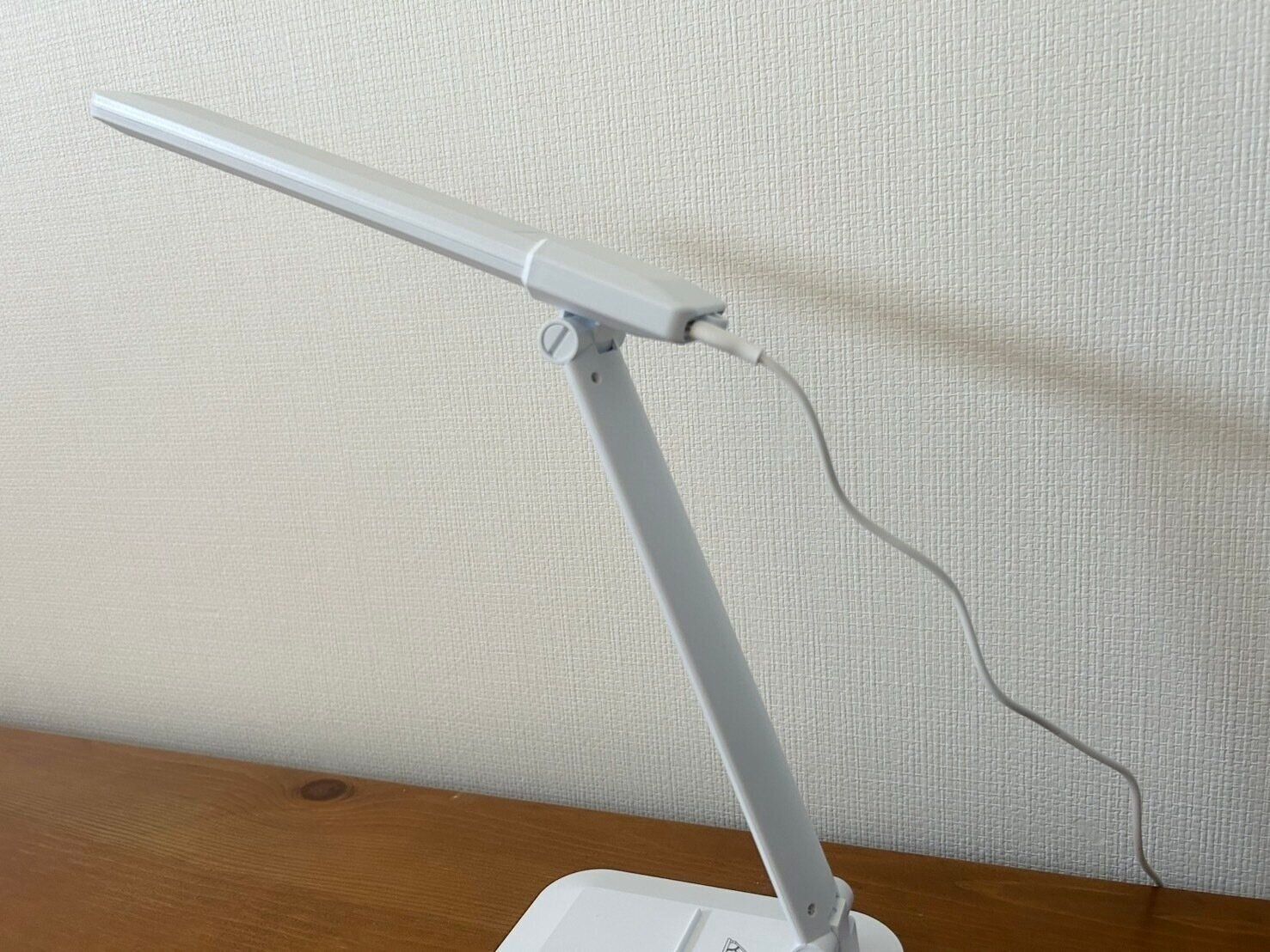 これで550円ってウソでしょ!?ダイソーのデスクライトはただのデスクライトじゃなかった…！