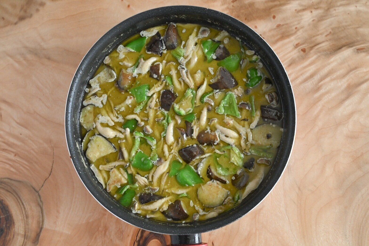 フライパンに入ったグリーンカレー