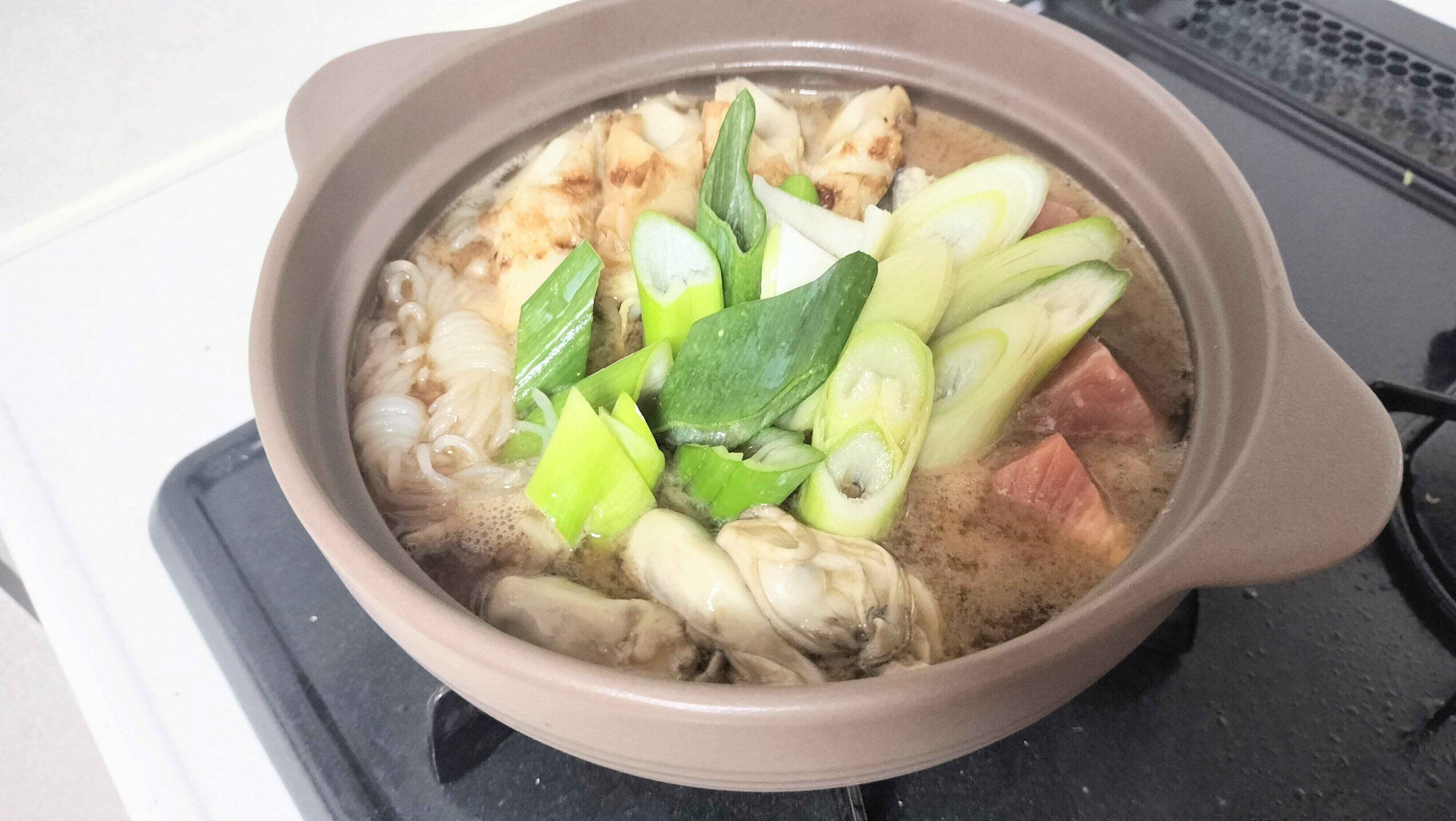 煮込む前の牡蠣鍋