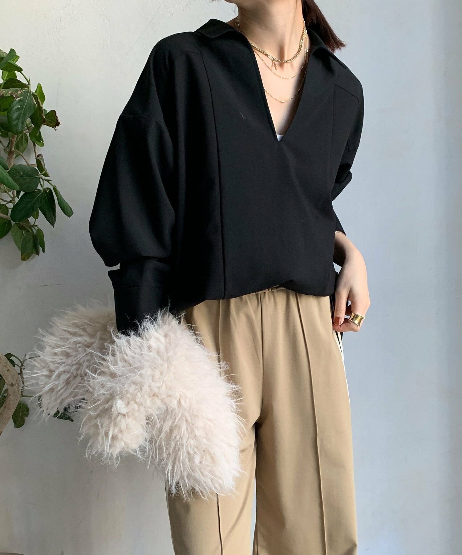 黒シャツコーデ　レディース