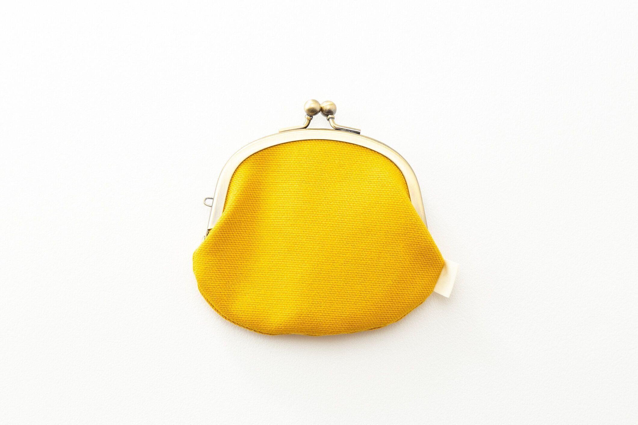 白い背景に小銭入れ。