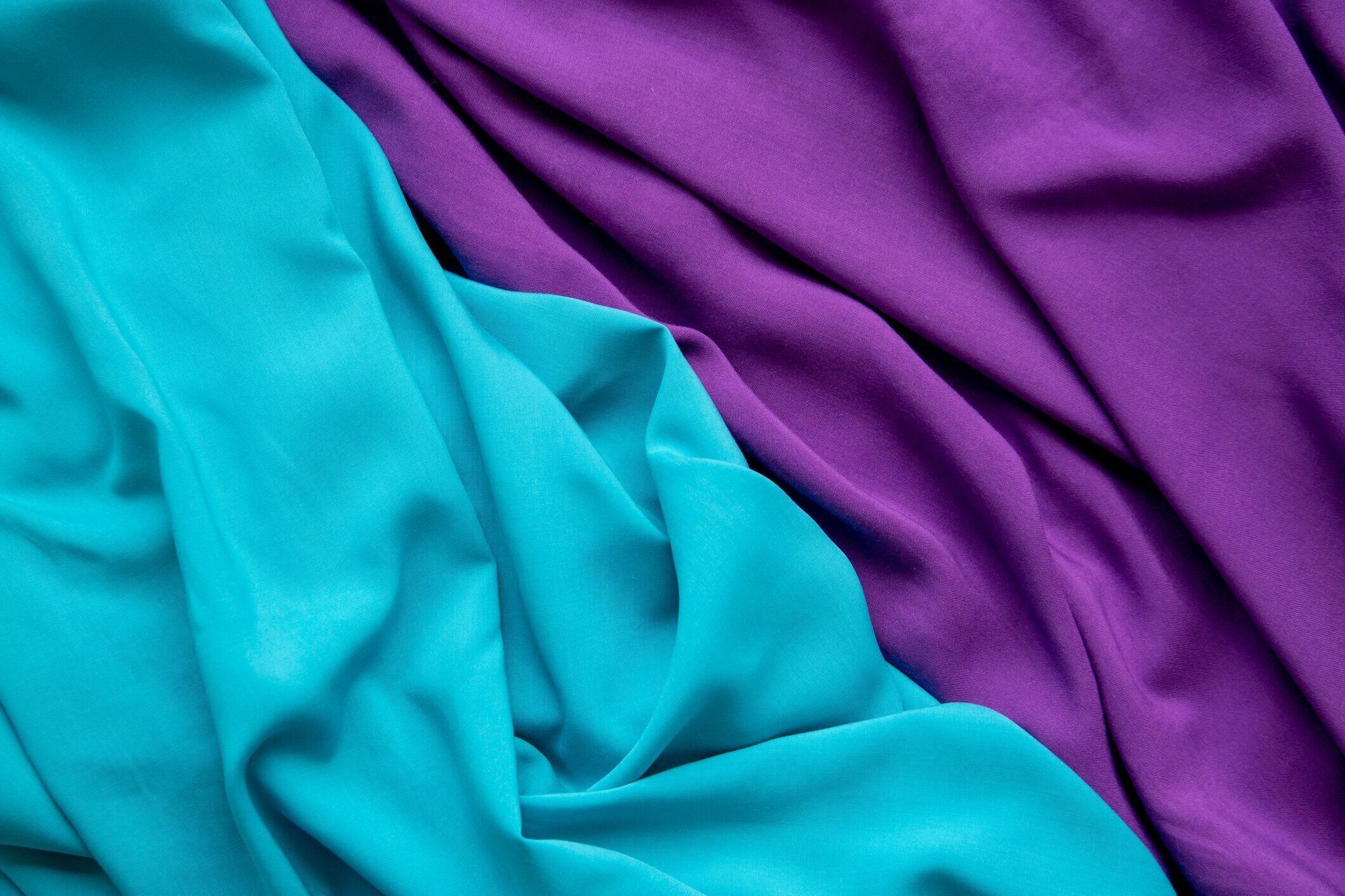 異なる色のファブリックカットからの背景。生地の質感。