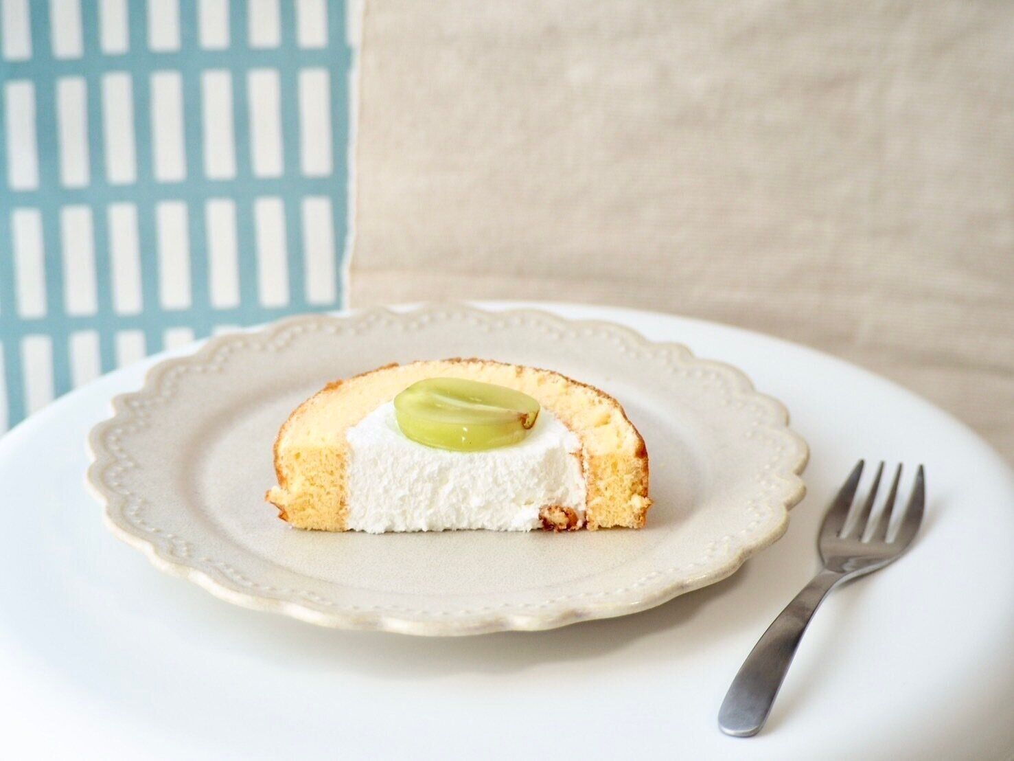 シャトレーゼ「山梨県産シャインマスカットのふんわりロール」断面写真