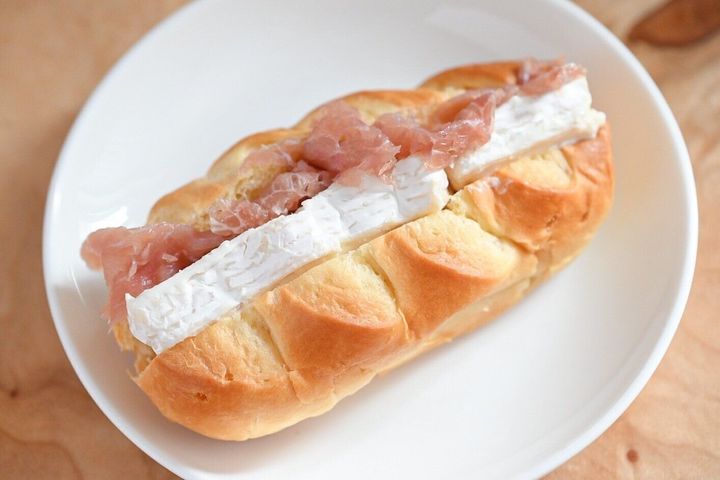 生ハムとカマンベールチーズサンド