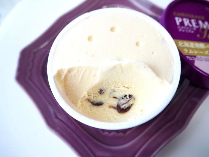 シャトレーゼ「CHATERAISE PREMIUM 北海道発酵バター&ラムレーズン」断面写真