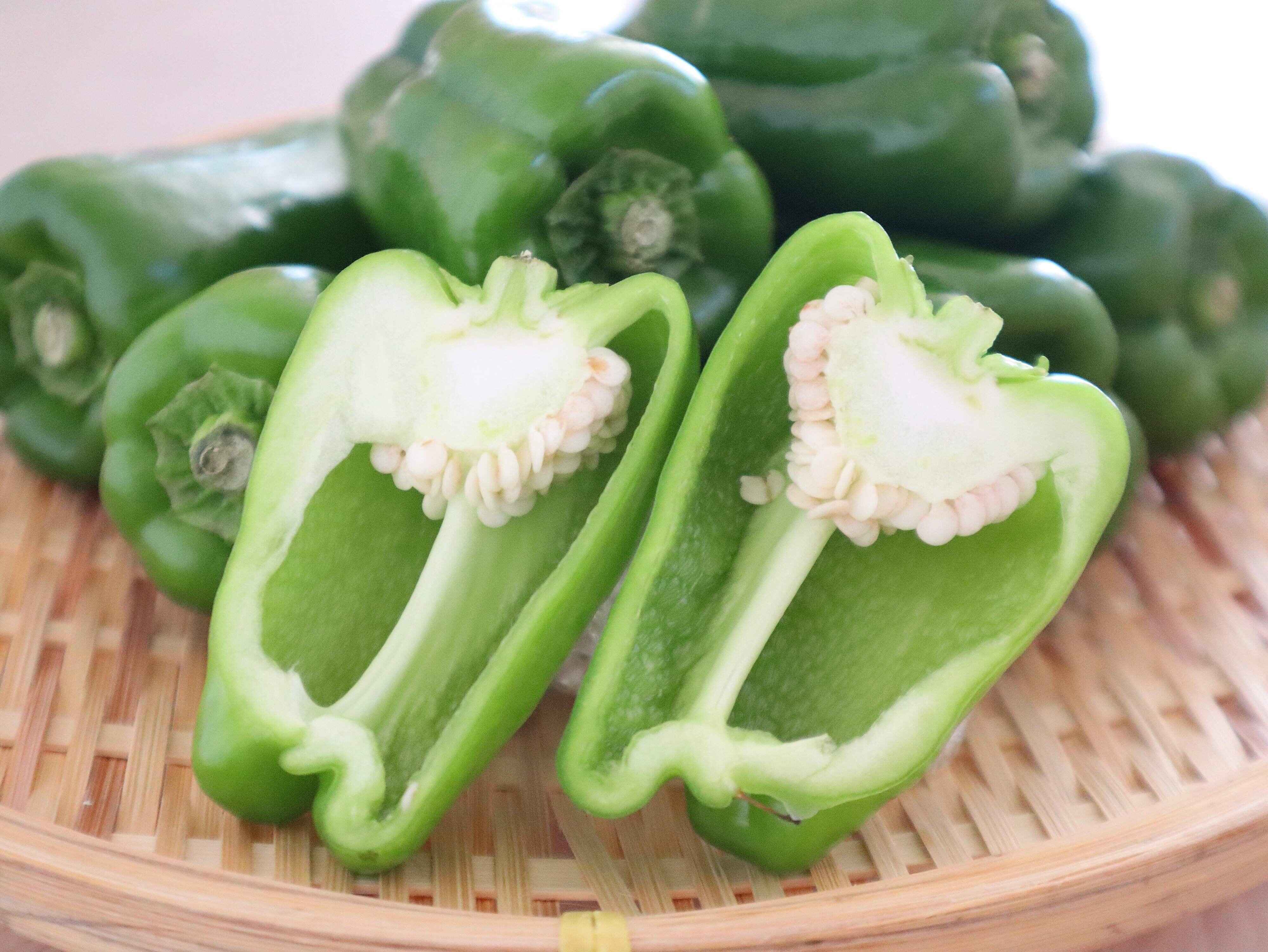 ピーマンの種やヘタは食べられる！