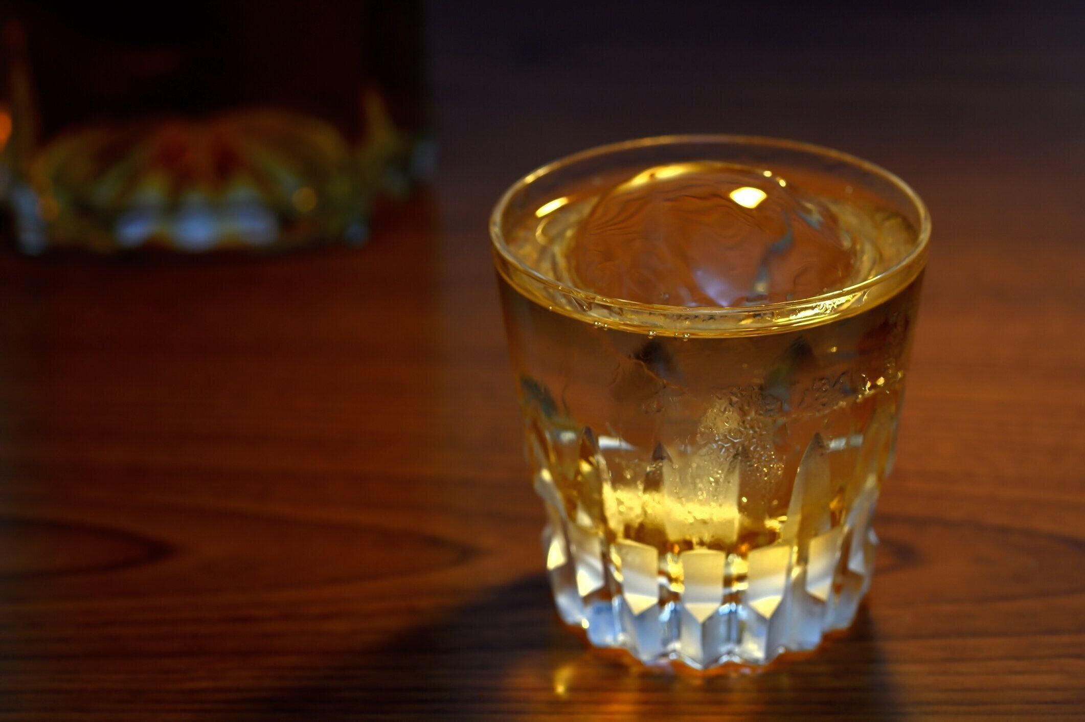 丸い岩の上のウイスキー