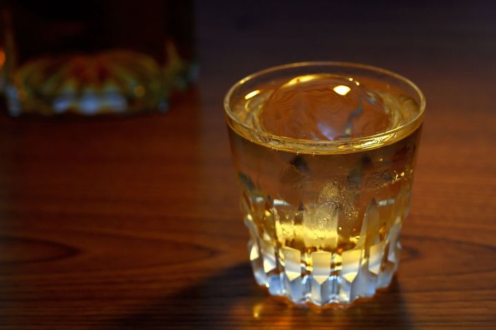 丸い岩の上のウイスキー