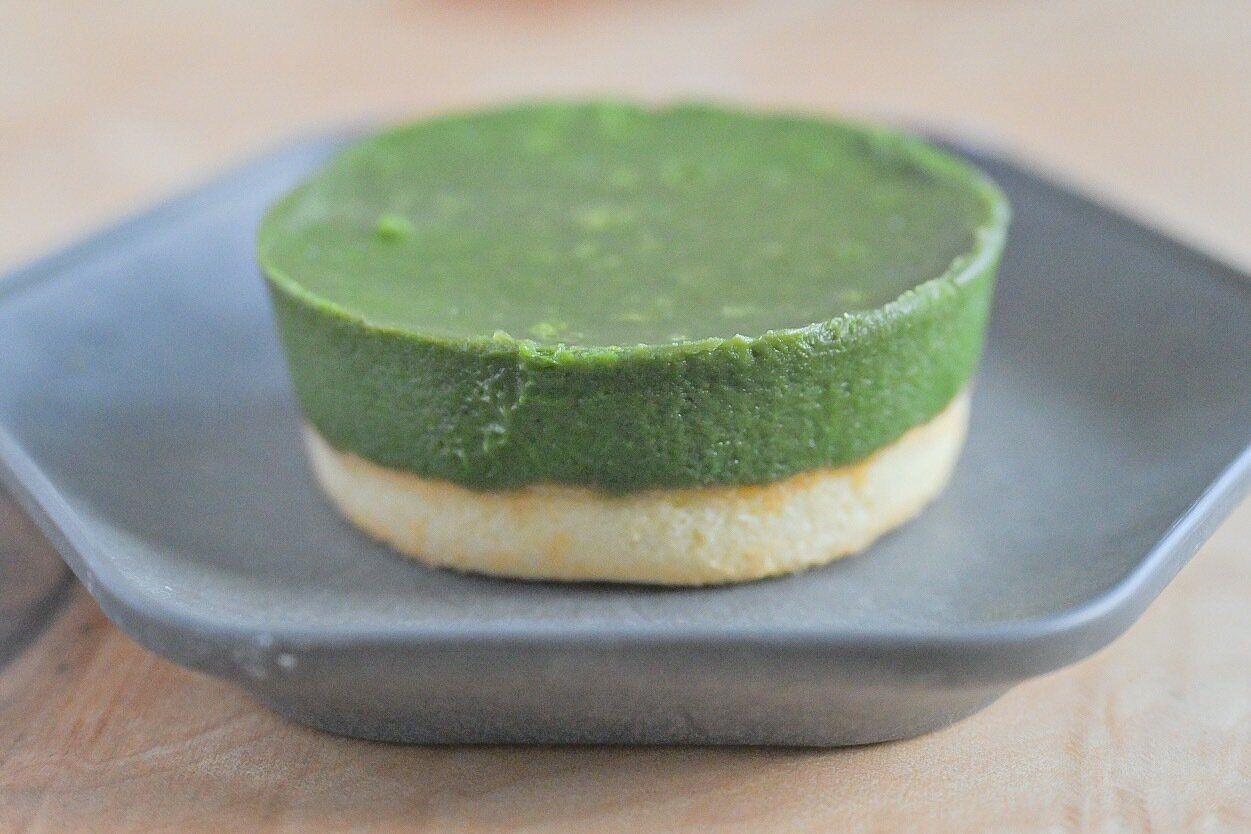 皿にのった宇治抹茶ケーキ