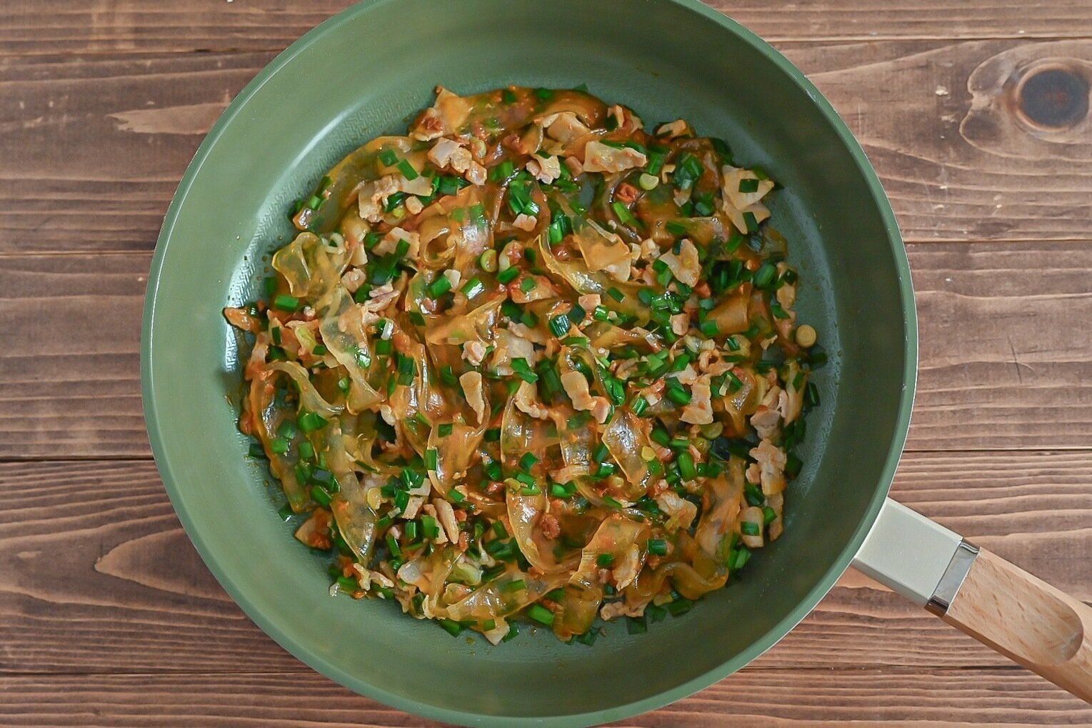 フライパンに入った炒めたタンミョン