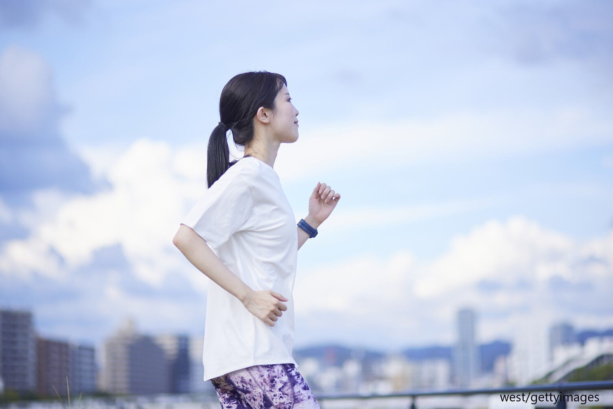 都会でランニングする女性