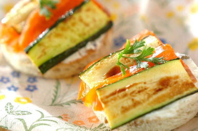 ズッキーニとサーモンのケイパークリームチーズサンド