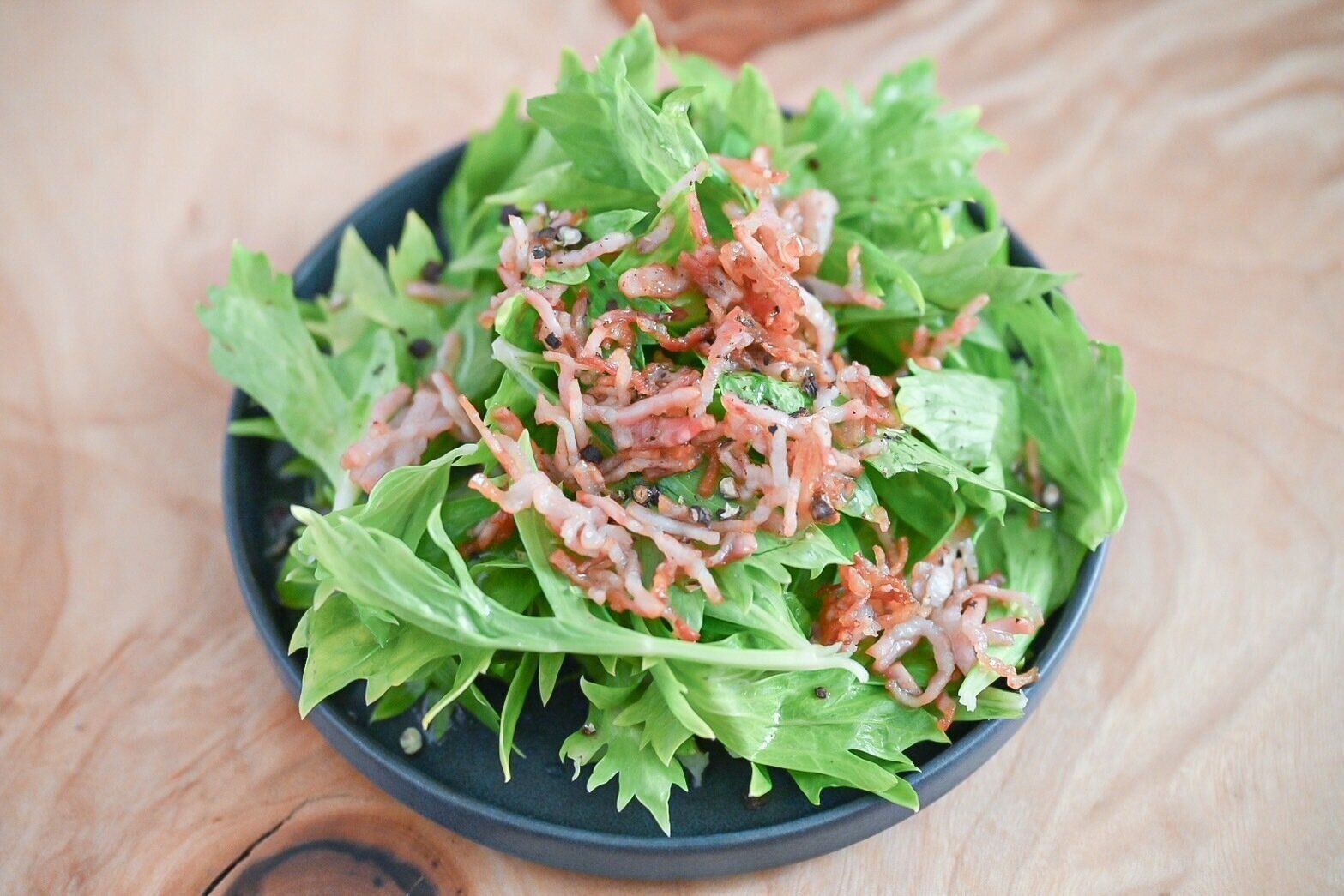 セロリの葉とベーコンのサラダ