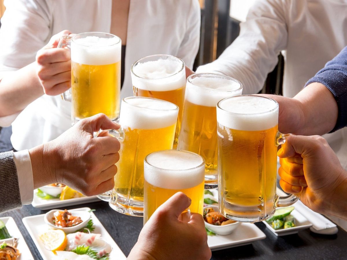アジアの人々は5人で乾杯