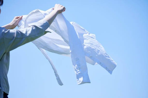 白いシャツを洗う若い女性