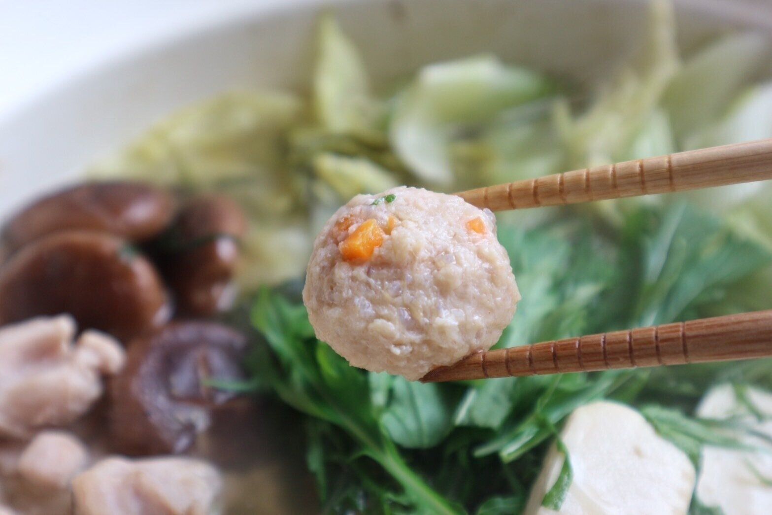 箸でつみれを持ち上げている写真